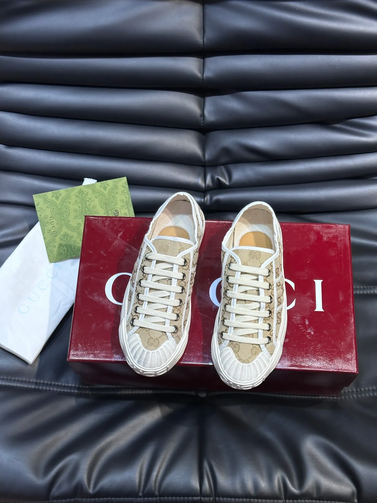 Men's shoes 💰p360 "GUUC*" Couple model 👫GG printed canvas sneakers, this sneaker is from the Gucci Lido series, and its design is inspired by the summer style and beach clubs of the Italian coast. The early autumn series reinterprets the brand's classic design elements and exquisite patterns from a modern perspective. These low-top sneakers are crafted from the brand's original fabric, the classic GG printed canvas, with a slightly distressed effect around the rubber sole. The GG pattern and logo are cleverly integrated into the sole, and the toe is embellished with an embossed Gucci logo. The towel insoles are decorated with brand logo leather labels, are light, comfortable and breathable for the feet, and come with a full set of original packaging! Size: Female 35-40 Male 38-45 (46 customized)